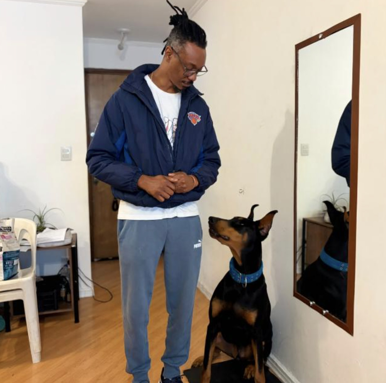 Jefferson Felix com cão Dobermann durante atendimento